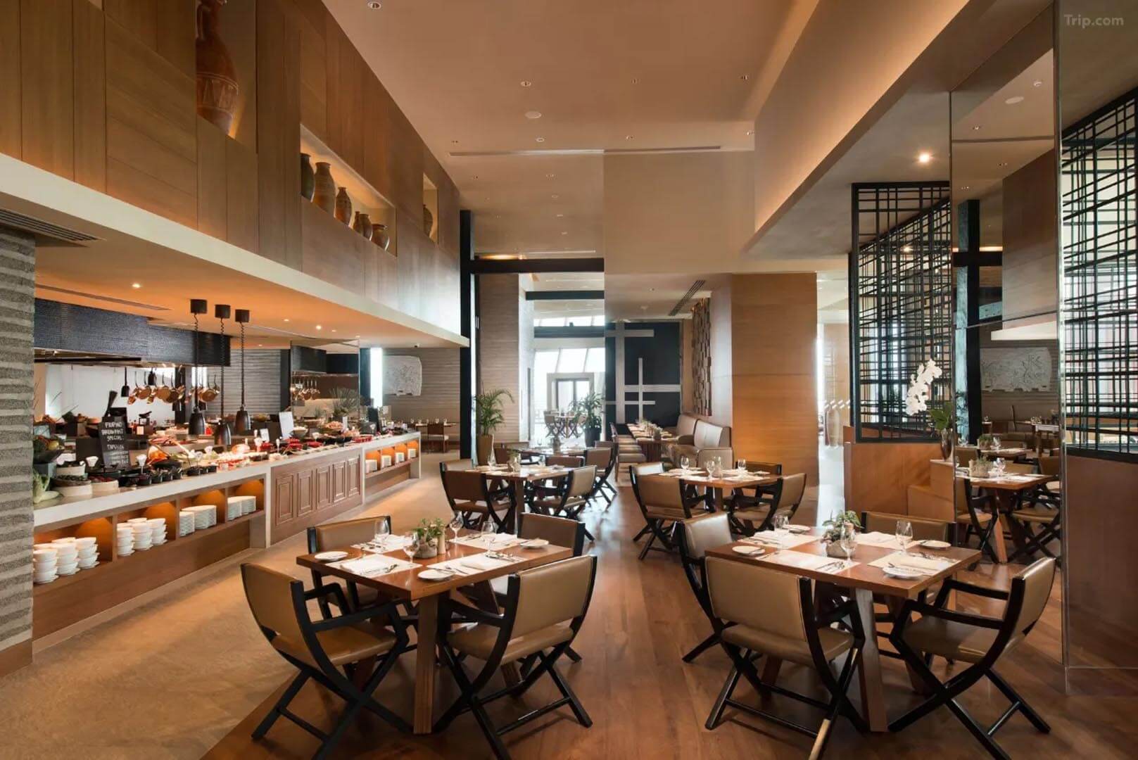 酒店精致餐饮圆桌与弧形卡座