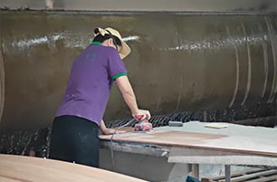 木材表面手工打磨与PU油漆涂装