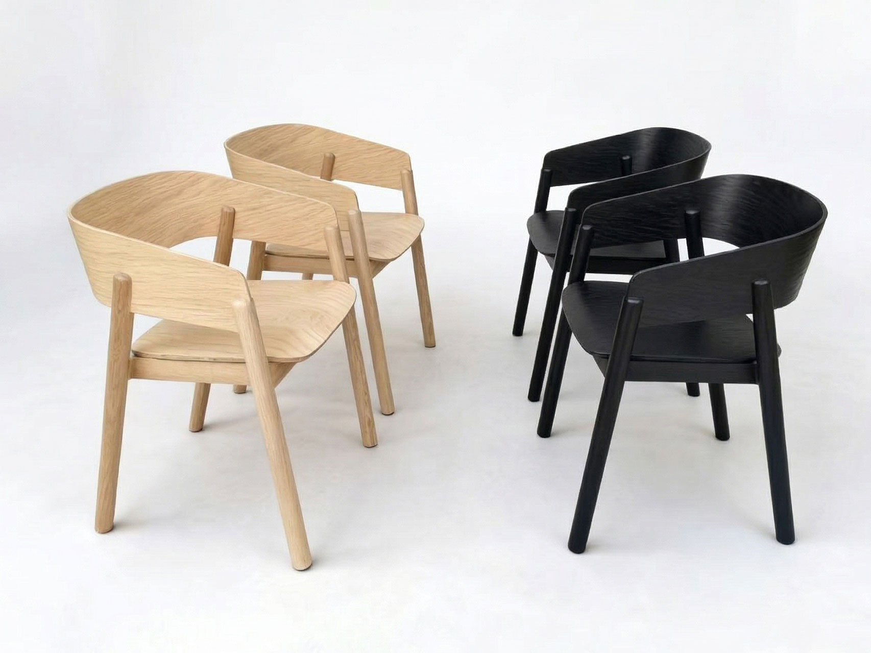 定制餐厅餐椅原木色与哑光黑表面处理选项