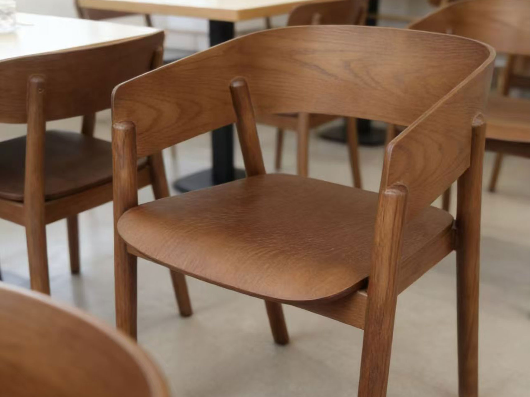 符合人体工学的实木弯曲靠背餐椅细节特写